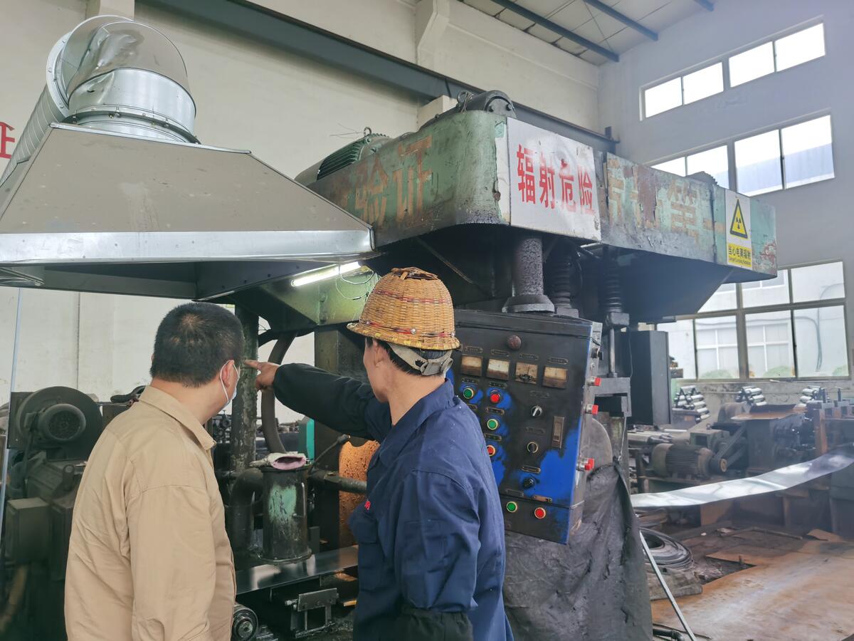 现场检查测厚仪运行情况.jpg